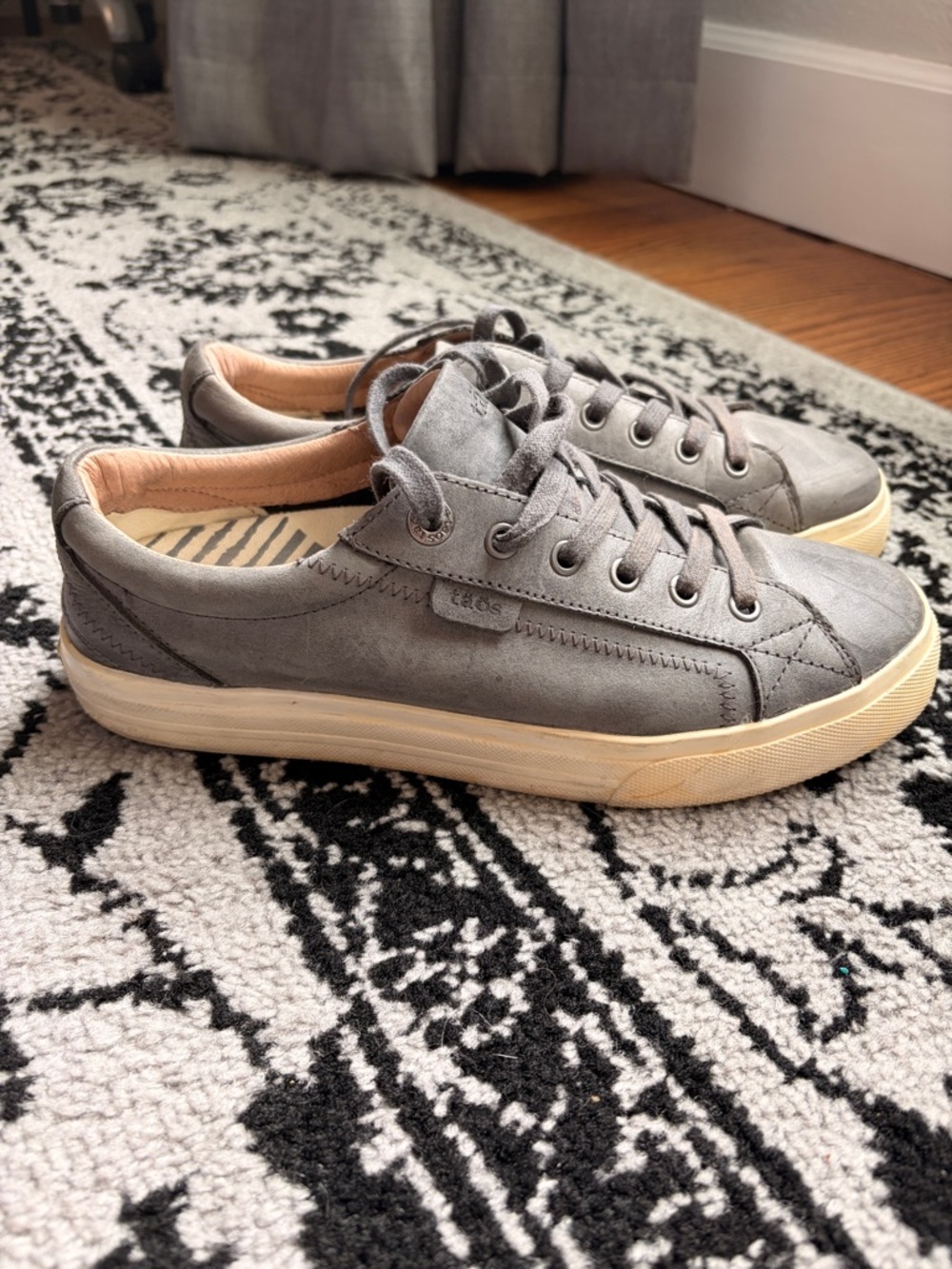 Taos Footwear Gray Leather Sneakers with Cream Sole, size 9
